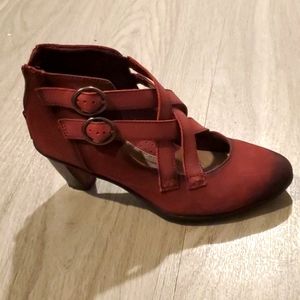 Burgundy Criss-cross Heels by Earth